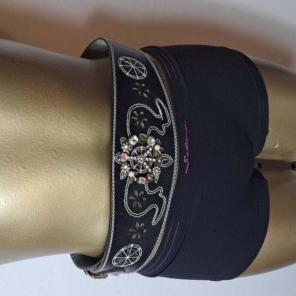 Vintage Liz Claiborne Black Leather Belt Upscaled With Peace Sign - Picture 2 of 7